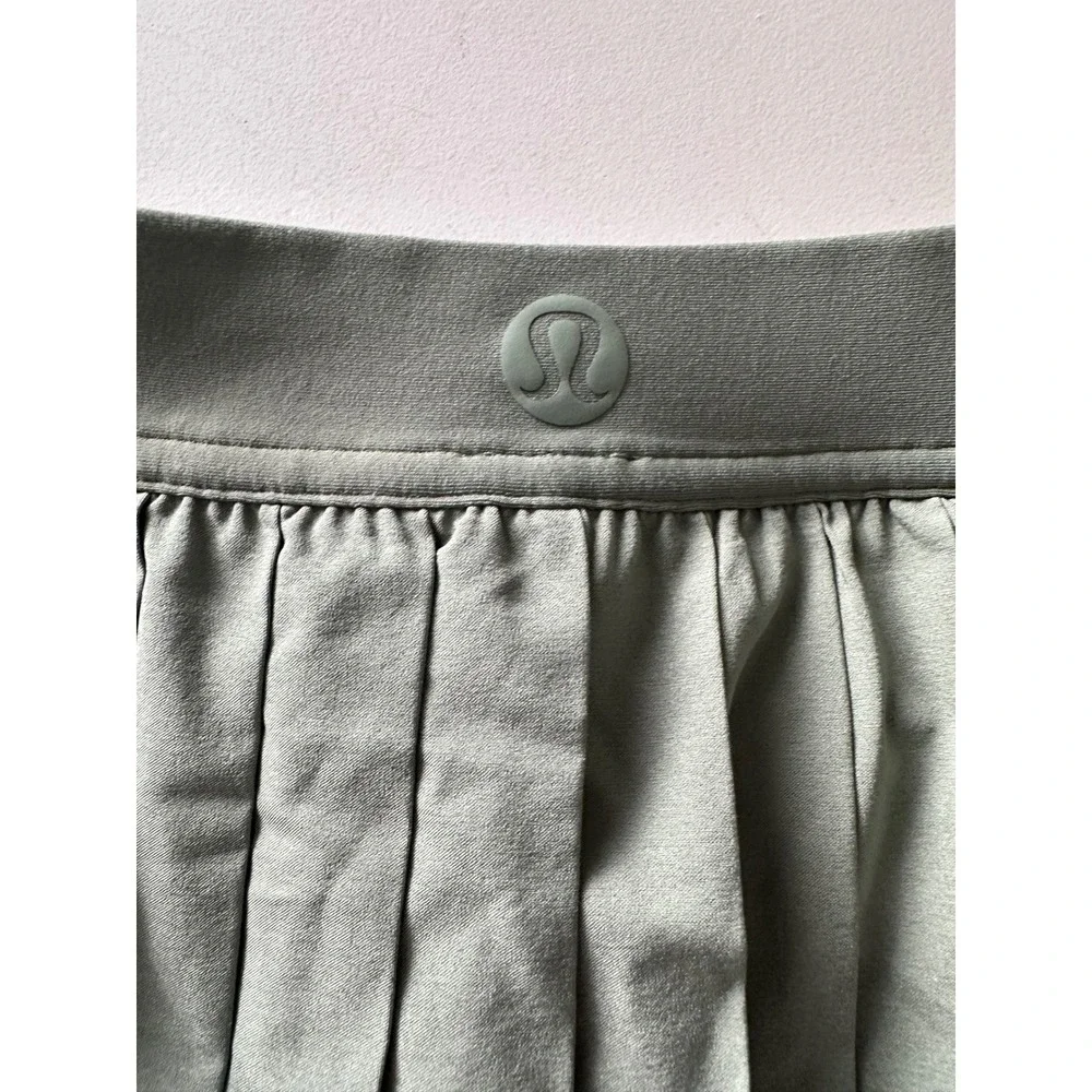 Lululemon Varsity Pleated Skirt Sage Green Tennis Skort LW8ALRS Size 2